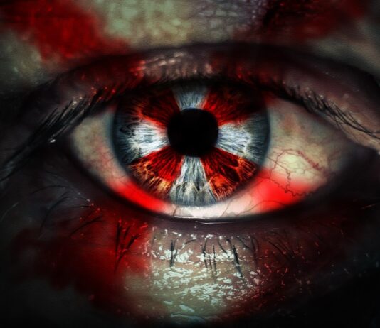 Un particolare del poster del film horror Resident Evil: Welcome to Raccoon City.