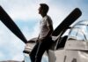 Tom Cruise nel film Top Gun: Maverick.