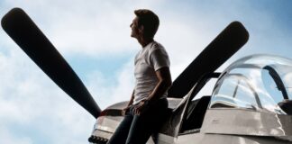 Tom Cruise nel film Top Gun: Maverick.