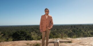 Eugene Levy nella serie Apple TV In viaggio con Eugene Levy.