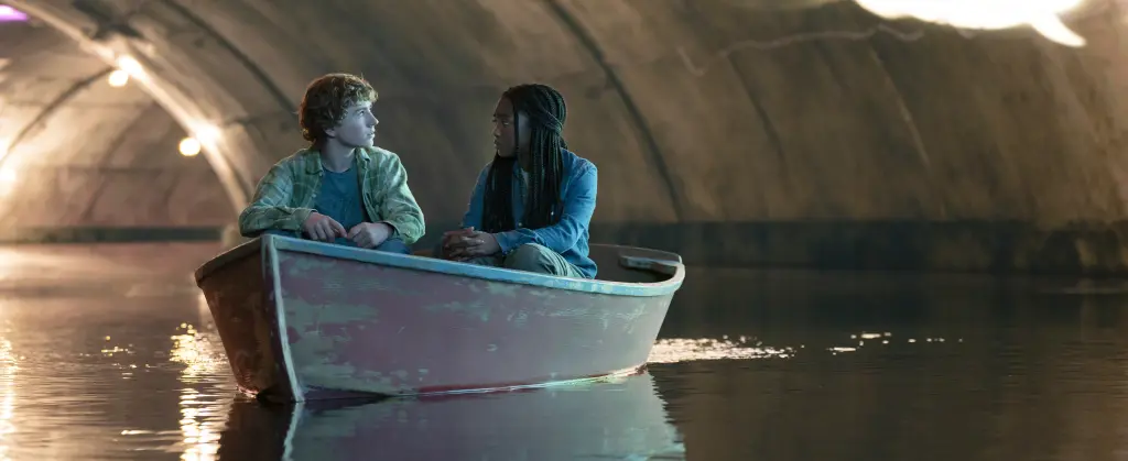 Percy Jackson e gli Dei dell’Olimpo  Walker Scobell in barca in una scena