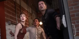 I protagonisti del film Twisters affrontano un tornado.