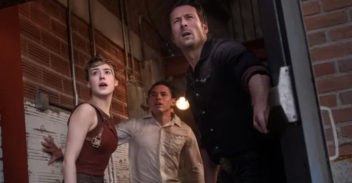 I protagonisti del film Twisters affrontano un tornado.