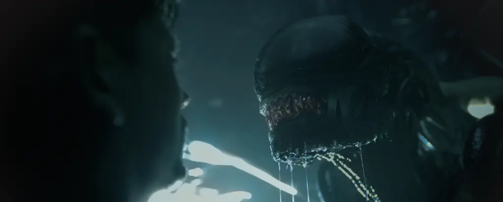 Recensione Alien: Romulus lo xenomorfo in una scena