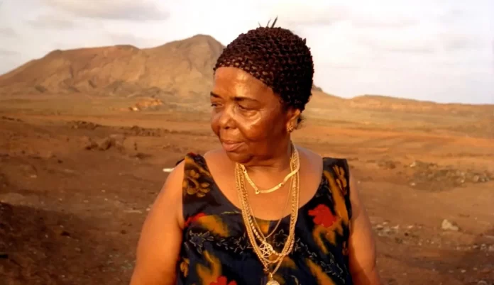 Cesária Évora, la diva dai piedi scalzi cover