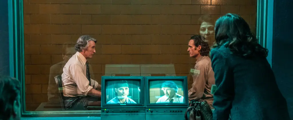 Recensione Joker: Folie à Deux Steve Coogan e Joaquin Phoenix in una scena