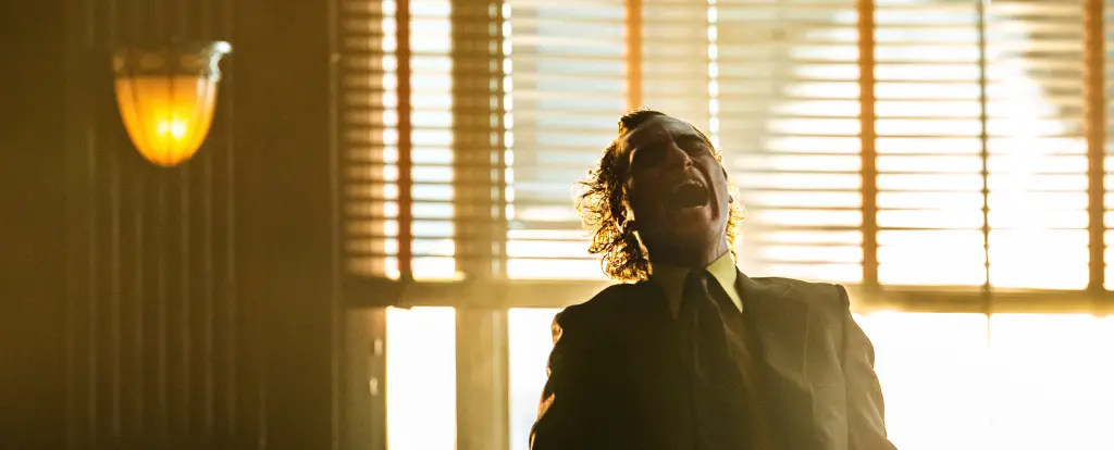 Recensione Joker: Folie à Deux Joaquin Phoenix in una scena