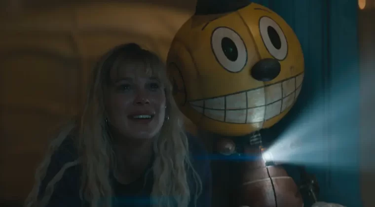 The Electric State Millie Bobby Brown in foto con un robot