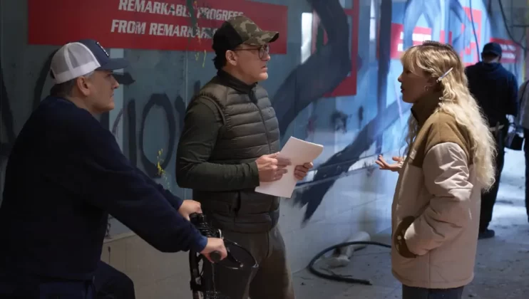 The Electric State Millie Bobby Brown in foto con i registi