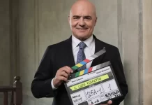 In foto Luca Zingaretti che annuncia la serie Netflix Il capo perfetto.