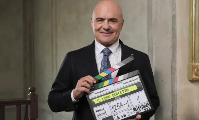 In foto Luca Zingaretti che annuncia la serie Netflix Il capo perfetto.
