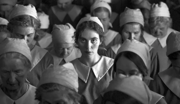 In foto Vic Carmen Sonne nel film The Girl with the Needle.