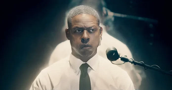 In foto Sterling K. Brown nella serie TV Paradise.