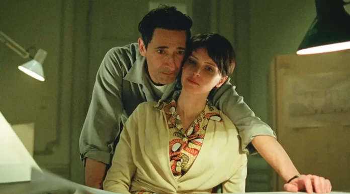 In foto Adrien Brody nel film The Brutalist.