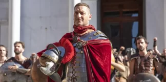 Totti si mette in posa con il vestito da galdiatore al Lucca Comics & Games