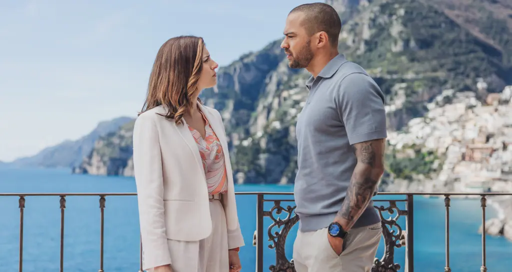 Jesse Williams nella serie Costiera.