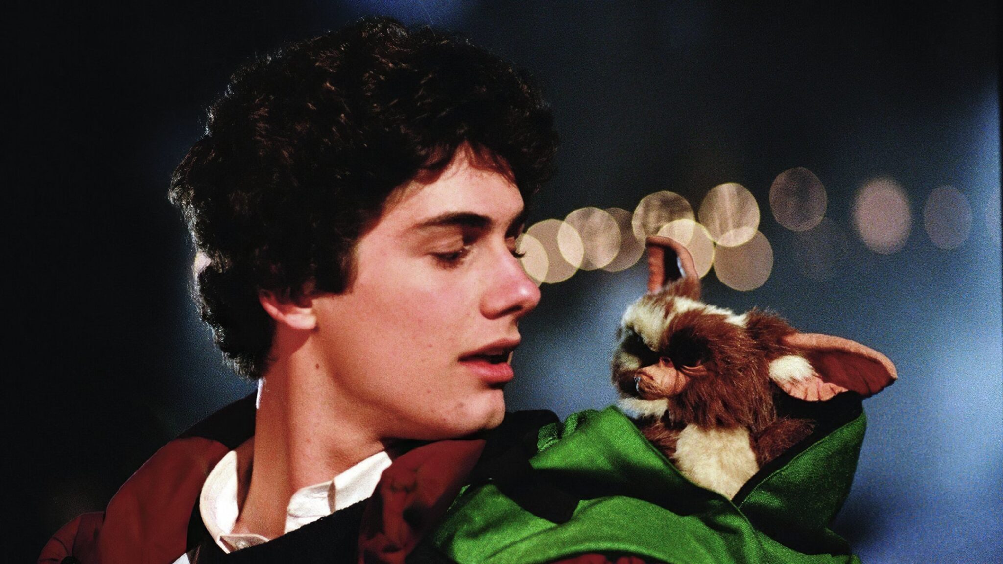 In foto Zach Galligan nel film Gremlins.