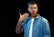 Hot Ones, Alessandro Cattelan conduce interviste piccanti ai vip su RaiPlay Alessandro Cattelan nello show RaiPlay Hot Ones.
