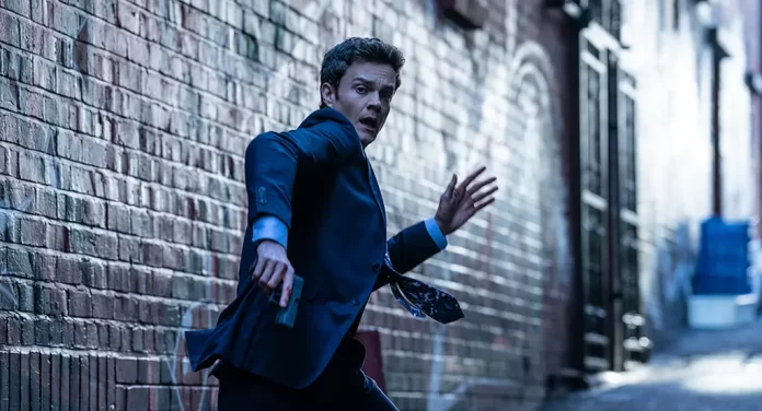 Jack Quaid in una scena del film Mr. Morfina.