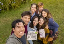 In foto Cristiano Caccamo con il cast della serie Non è un paese per single.