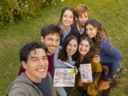 In foto Cristiano Caccamo con il cast della serie Non è un paese per single.