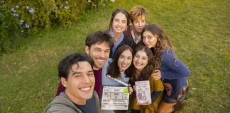 In foto Cristiano Caccamo con il cast della serie Non è un paese per single.