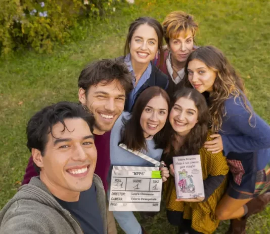 In foto Cristiano Caccamo con il cast della serie Non è un paese per single.
