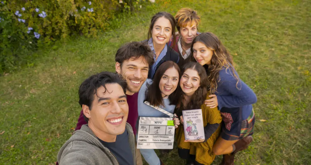 In foto Cristiano Caccamo con il cast della serie Non è un paese per single.