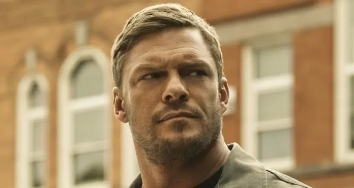 Alan Ritchson nella serie TV Prime Video Reacher.