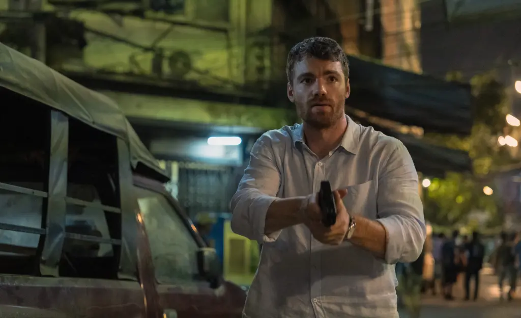 In foto Gabriel Basso nella serie The Night Agent.