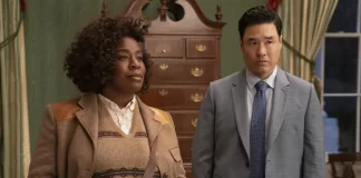 Uzo Aduba e Randall Park nella serie Netflix The Residence.