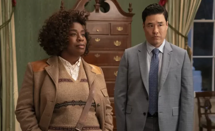 Uzo Aduba e Randall Park nella serie Netflix The Residence.