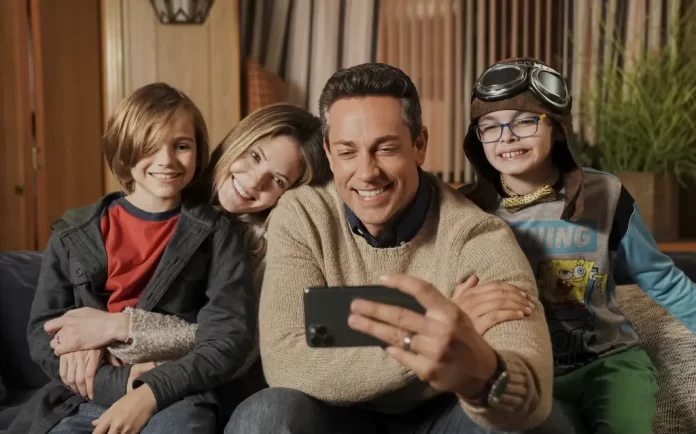 Zachary Levi e Meghann Fahy nel film Il bambino di cristallo.