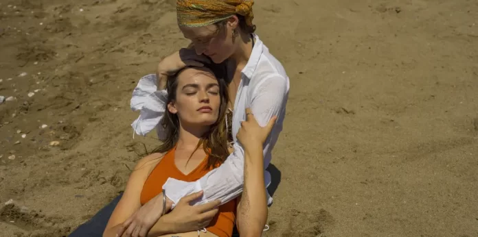 Vicky Krieps e Emma Mackey nel film Hot Milk.