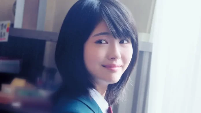 Minami Hamabe nel film Let Me Eat Your Pancreas.