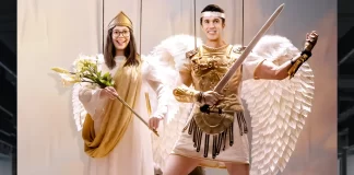 Charlotte Nicdao e Rob McElhenney in Mythic Quest.