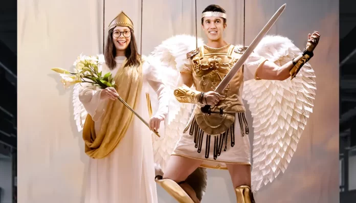 Charlotte Nicdao e Rob McElhenney in Mythic Quest.