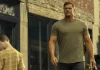 Alan Ritchson in una scena della stagione 3 di Reacher.