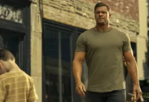 Alan Ritchson in una scena della stagione 3 di Reacher.
