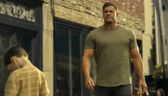 Alan Ritchson in una scena della stagione 3 di Reacher.