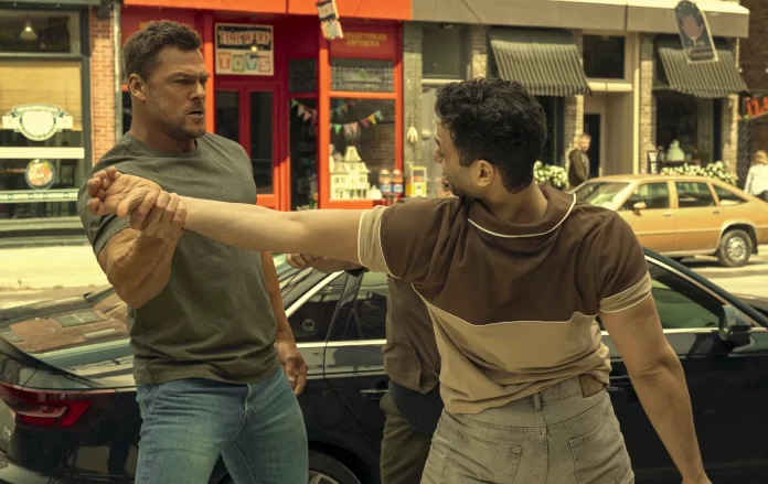 Reacher3.trailer.cover Alan Ritchson combatte nella stagione 3 di Reacher.