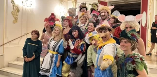 In foto il cast riunito di Shrek - Il Musical.