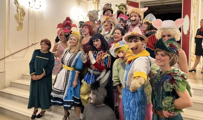 In foto il cast riunito di Shrek - Il Musical.