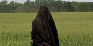 La spaventosa protagonista del film The Woman in the Yard.