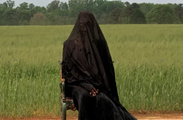 La spaventosa protagonista del film The Woman in the Yard.