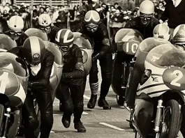 Motociclisti in pista nel documentario Ago.