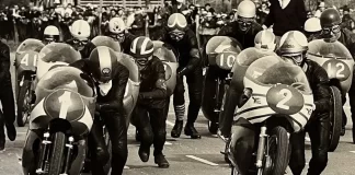 Motociclisti in pista nel documentario Ago.