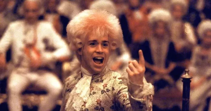 Tom Hulce nel film Amadeus.