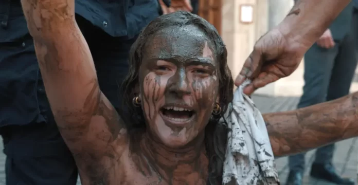 Un'attivista climatica nel documentario Come se non ci fosse un domani.