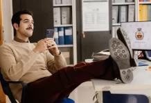 Uno dei fratelli Sansone nel film E poi si vede.